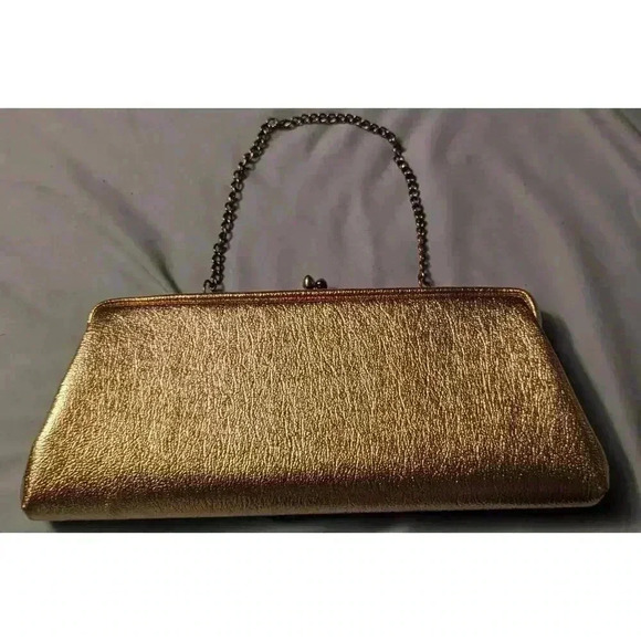 Women's gold clutch circa 1960s with gold chain and  kiss lock closure no brand - Picture 2 of 7